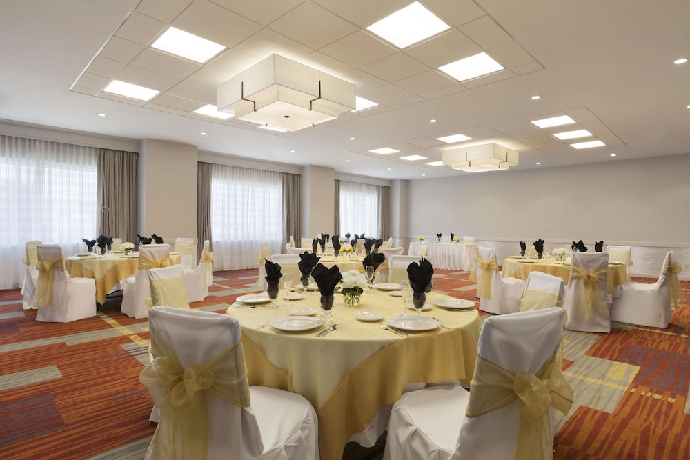 Embassy Suites by Hilton El Paso 47/49