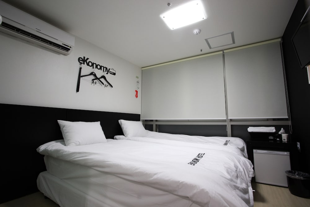 Ekonomy Hotel Myeongdong Premier 26/48