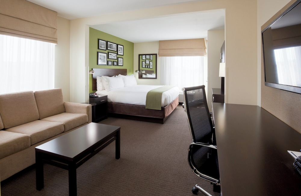 Suite, King Bed, Sofa, Accessible