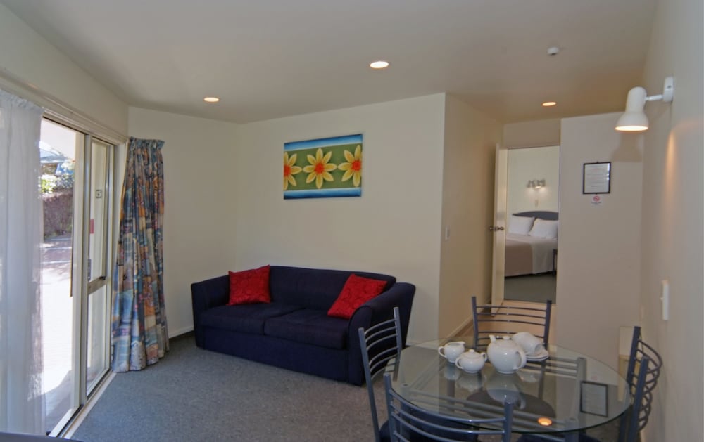 Baycourt Lakefront Motel 38/64