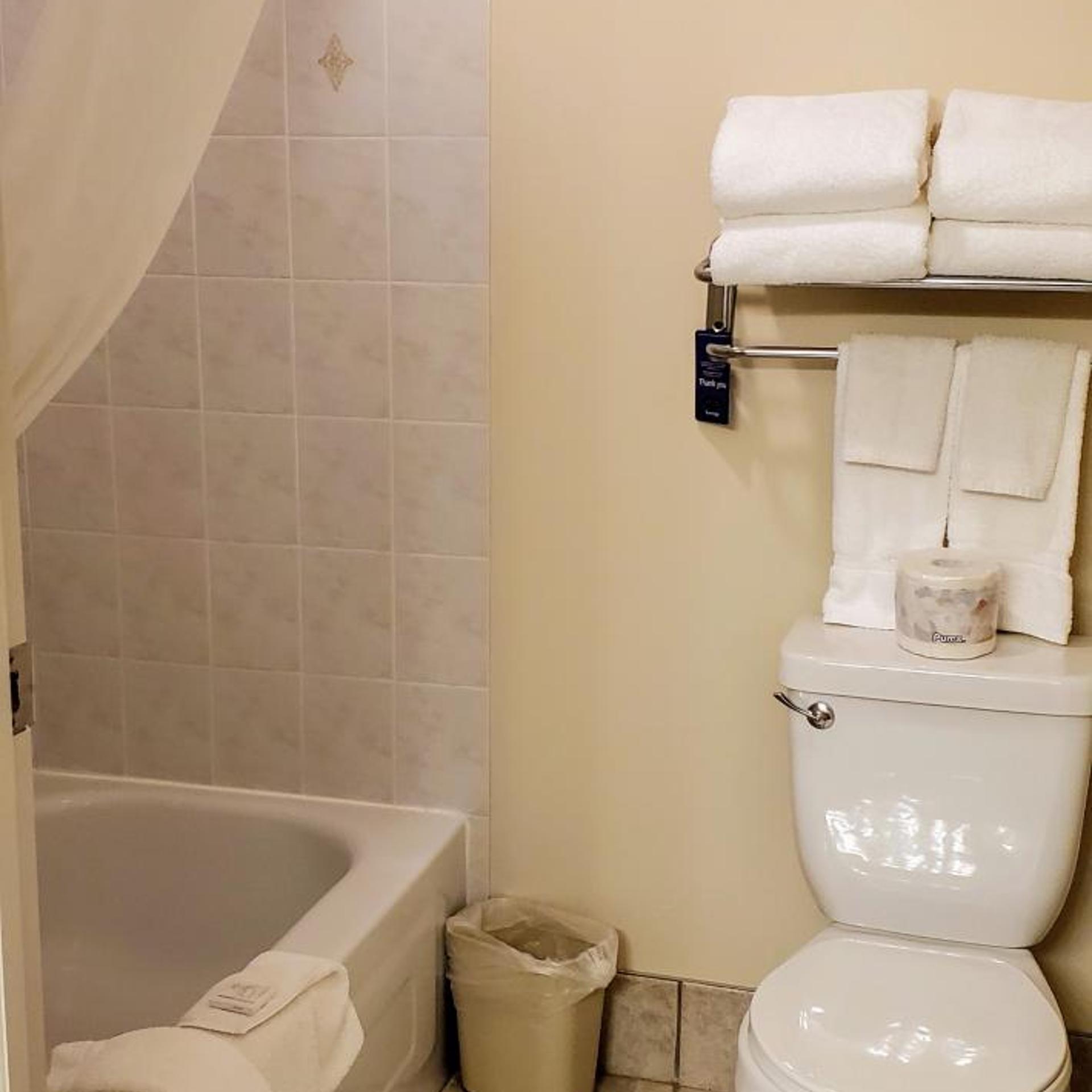 جناح ديلوكس بسرير كينج، Travelodge By Wyndham Stony Plain 8/8