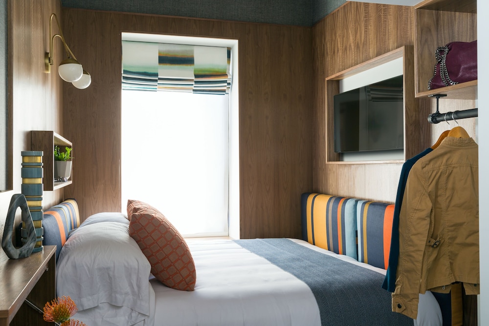 Micro Room, King Bed