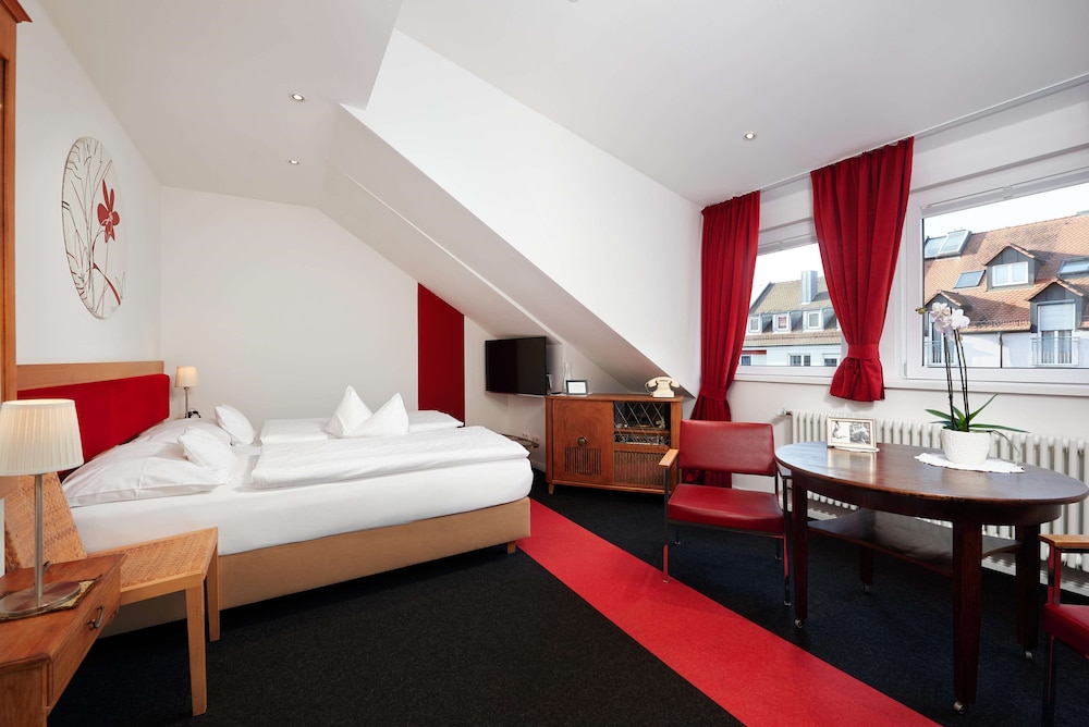 ROOM, TRIPLE