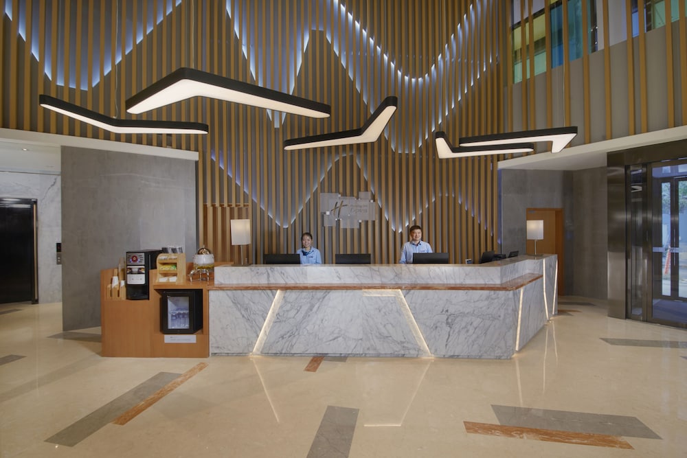 Holiday Inn Express Zhengzhou Zhengdong 8/73