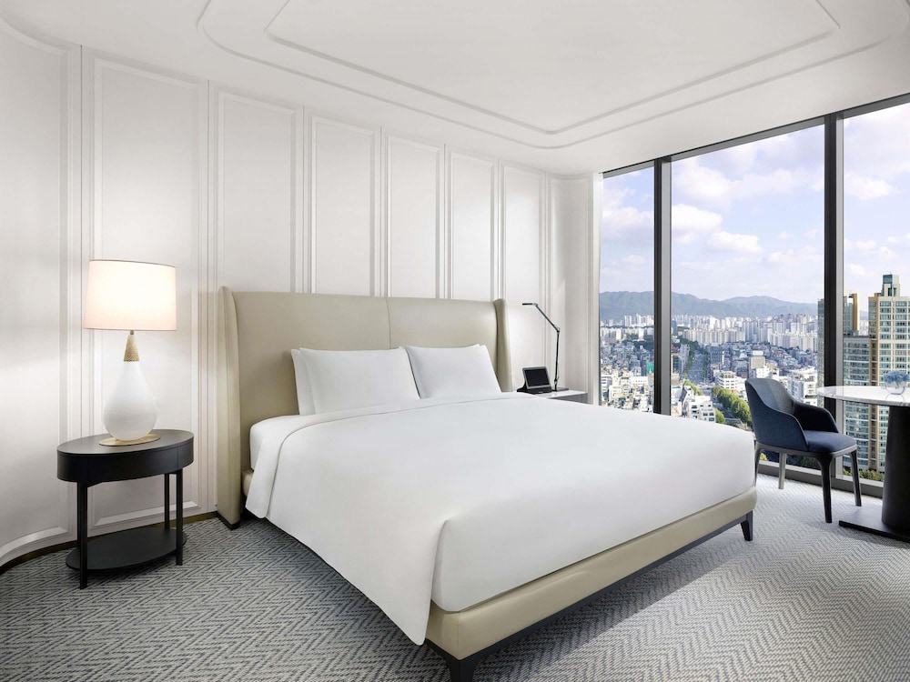 FAMILY SUITE, PRESTIGE, KING BED, LAKE VIEW, SOFA