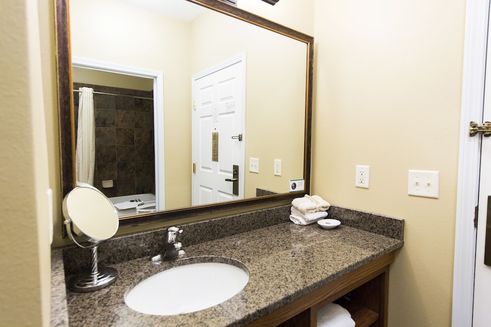 2 Bedrooms, King and Queen Bed, Lake Front