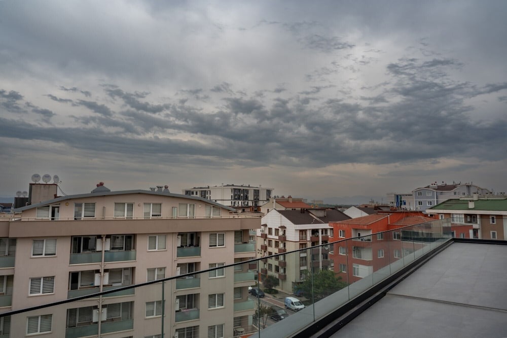 Leo Suites Hotel 4/37