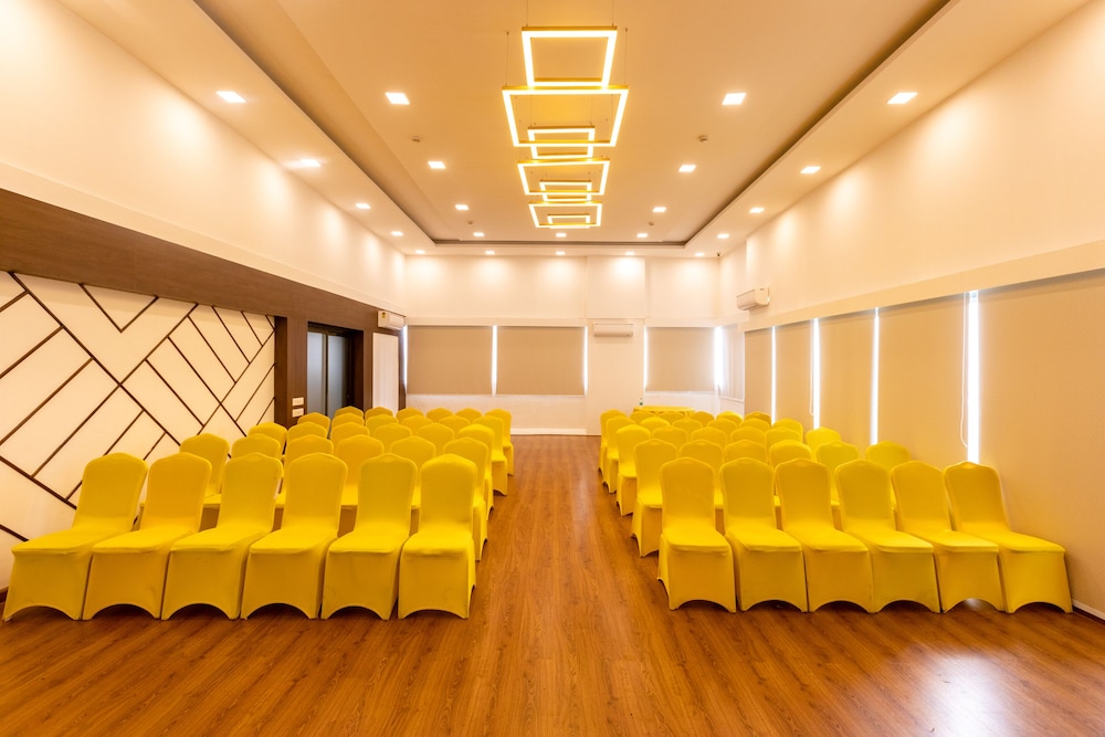 3 BY OYO Nami Residency Ahmedabad 24/25