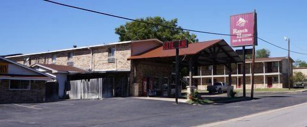 Ranch House Inn and Suites 22/28