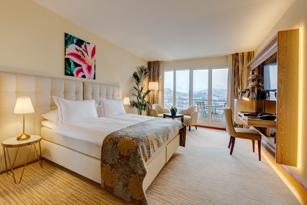DELUXE, DOUBLE BED, LAKE VIEW