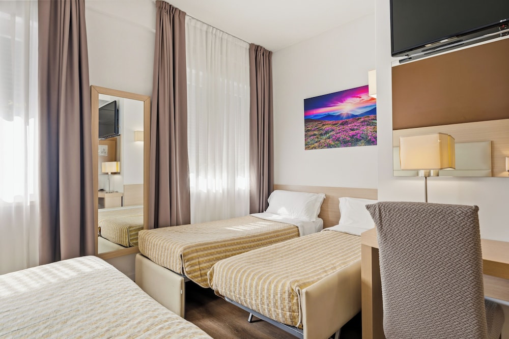 ROOM, QUADRUPLE