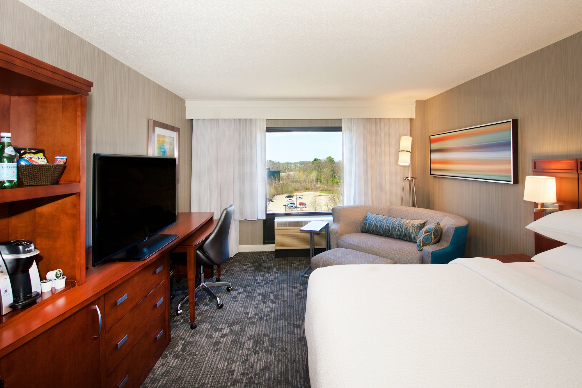 غرفة تنفيذية بسرير كينج مع أريكة، Courtyard by Marriott Boston Billerica Bedford 2/4
