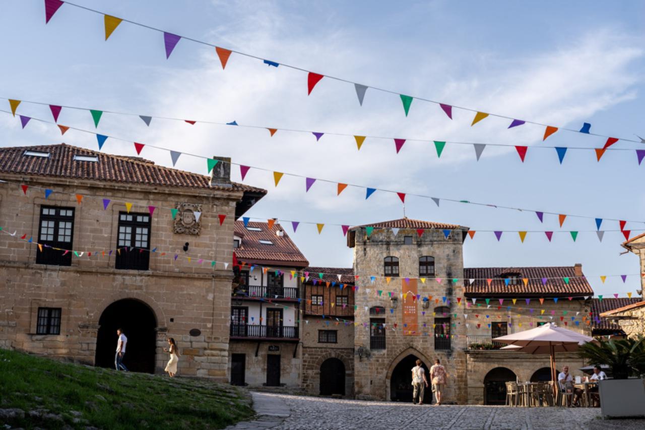 PARADOR DE SANTILLANA GIL BLAS 2/38