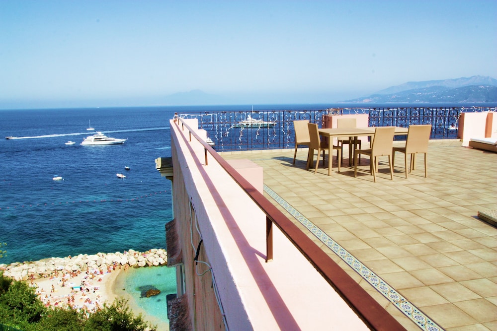 Capri Inn 18/24