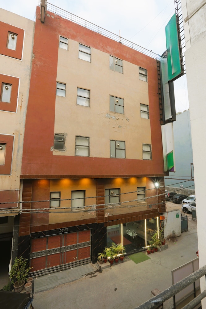 Hotel The Paramont Delhi 1/50