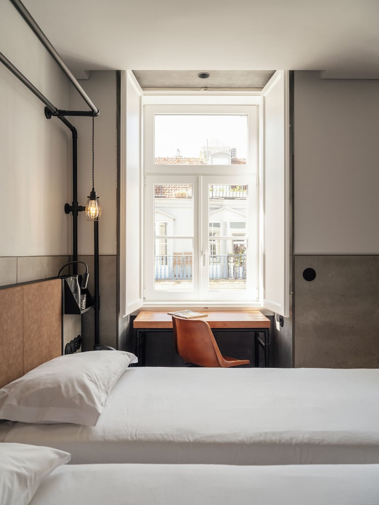 ROOM, DOUBLE OR TWIN BED