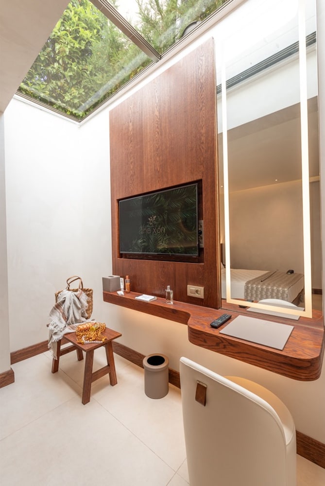 THE XON HOTEL 28/50