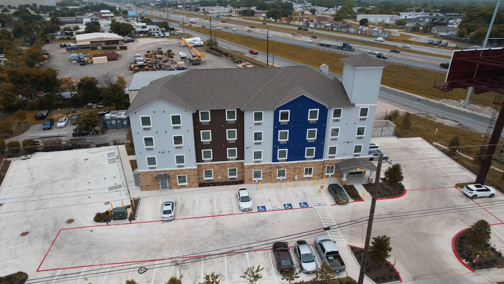 Texas Bungalows Hotel and Hotel Que at i35 Austin Pflugerville 1/43
