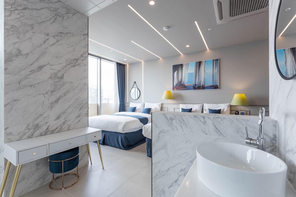 Bluespring Boutique Hotel 49/50