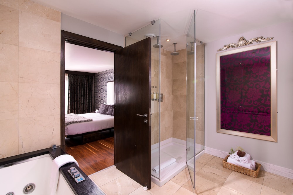 The Twelve Hotel 25/71