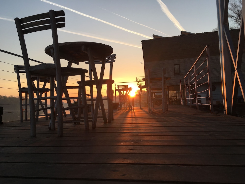 Arkabarka Floating Hostel And Apartments 73/83