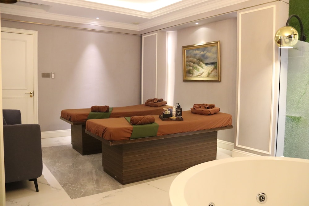 Grand Eska Hotel & Suites 26/38