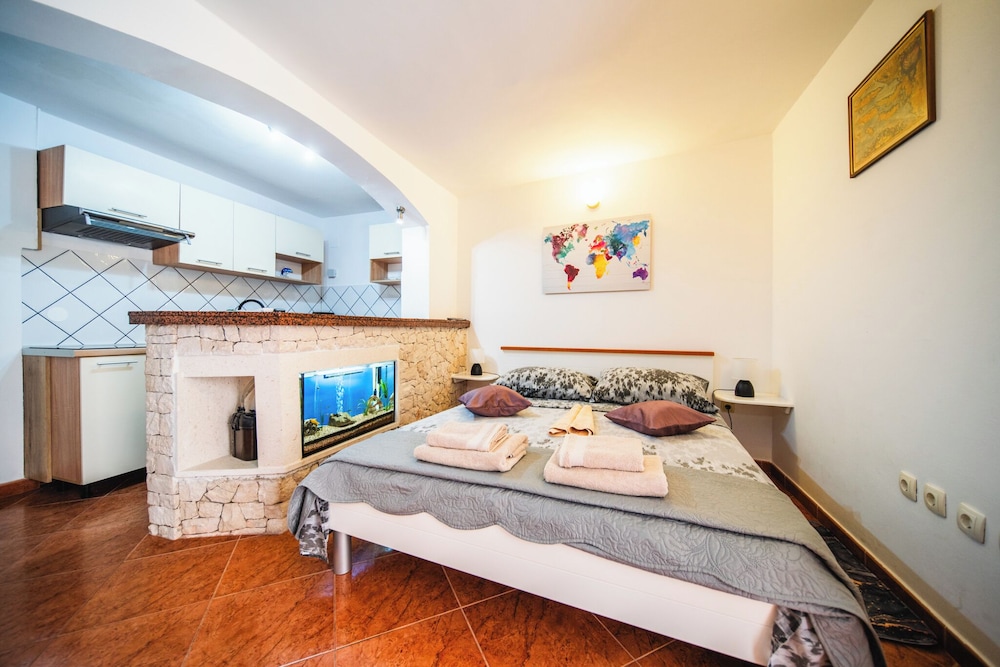 Classic, Studio, Queen Bed