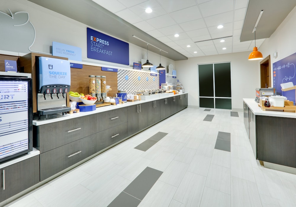 Holiday Inn Express & Suites Plano - The Colony 24/63