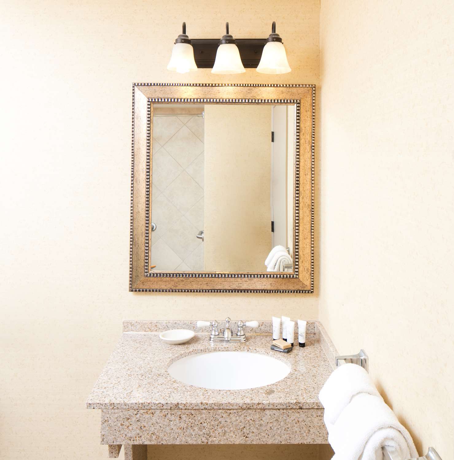 Room, 2 Double Beds, Red Lion Hotel Boise Downtowner 3/5