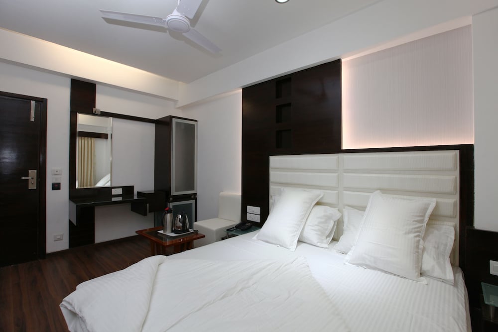 DELUXE, DOUBLE OR TWIN BED
