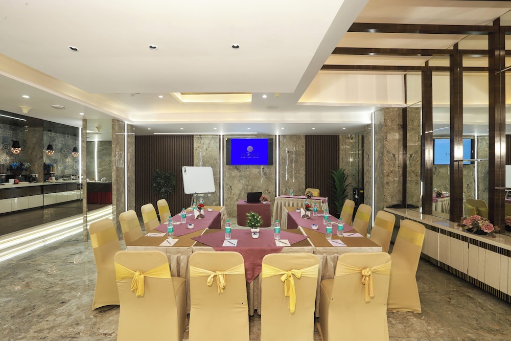 Oyo Premium 091 Vile Parle East 43/50