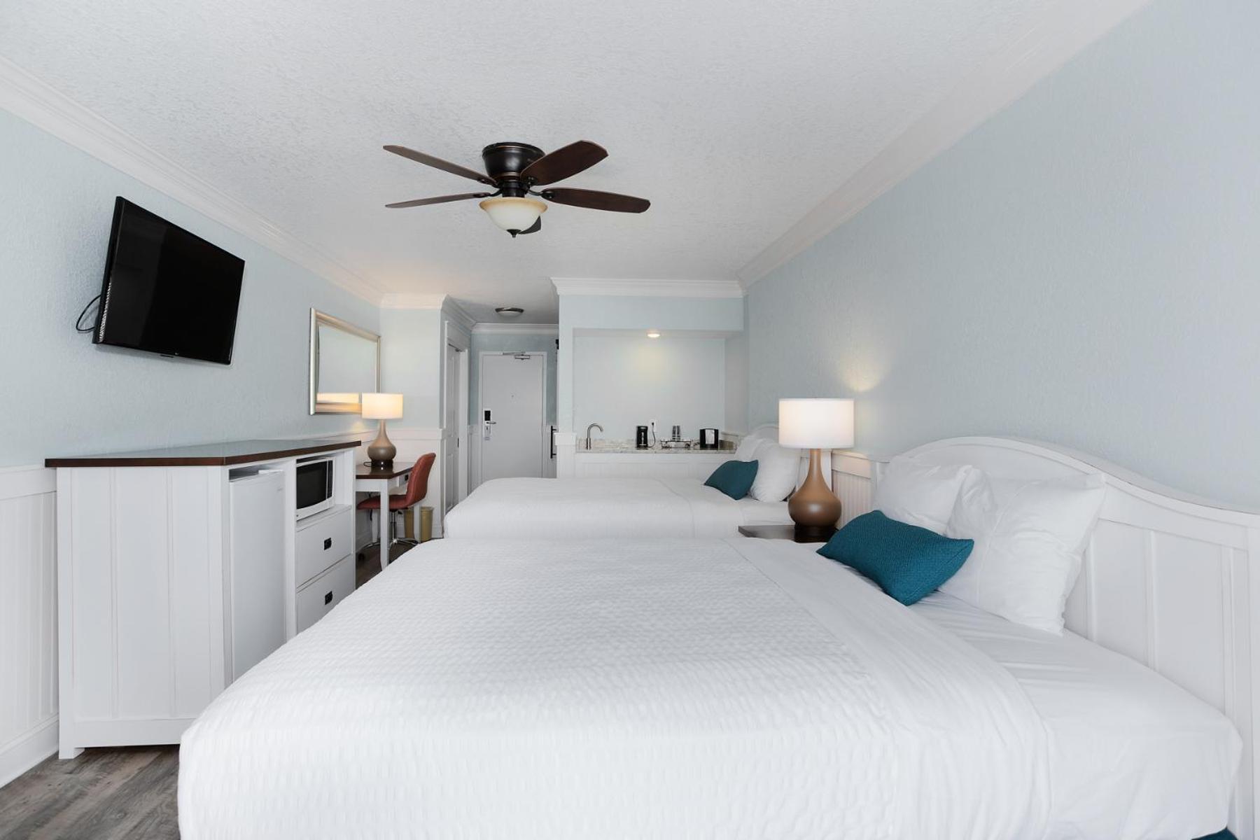 Deluxe, 2 Queen Beds, Partial View