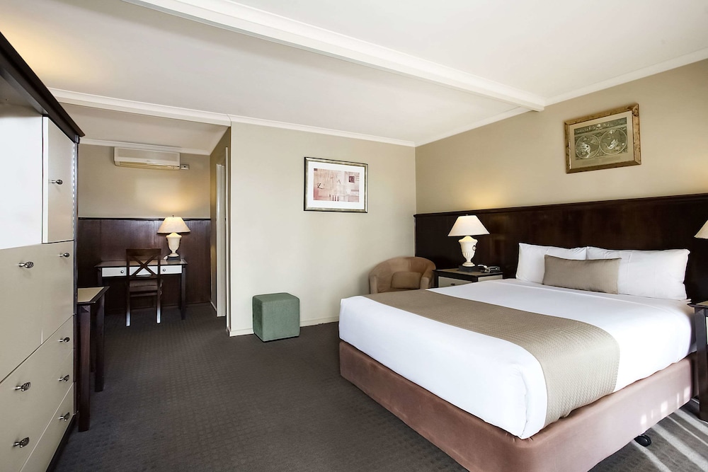 Executive, Queen Bed