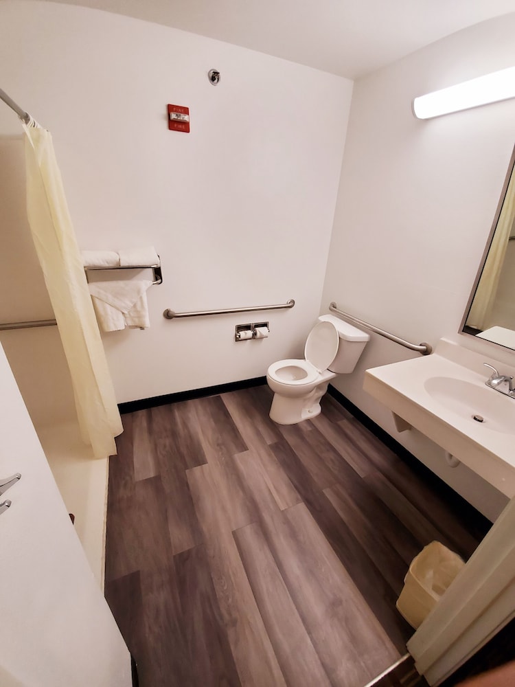 Americas Best Value Inn Suites Racine 22/27