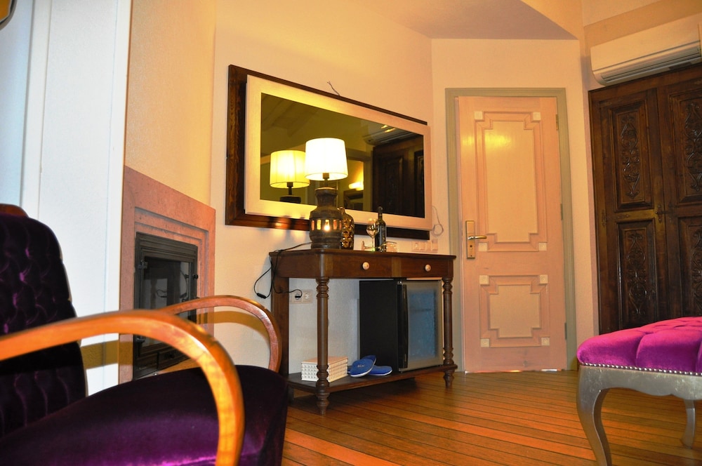 Nisi Hotel 24/63