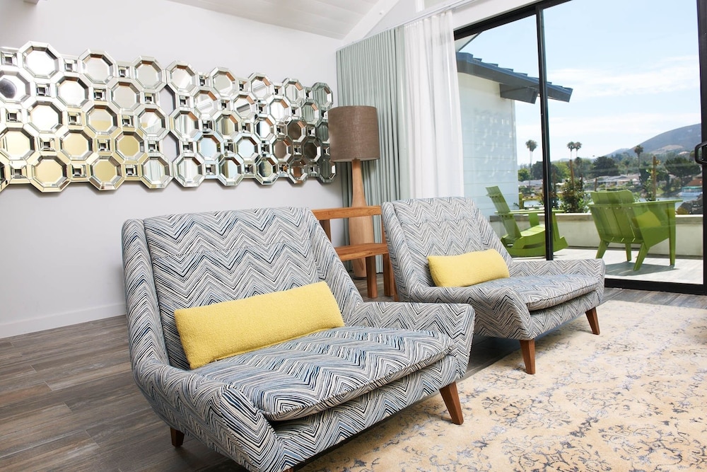 Lakehouse Hotel and Resort 68/100