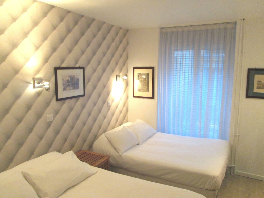 ROOM, QUADRUPLE