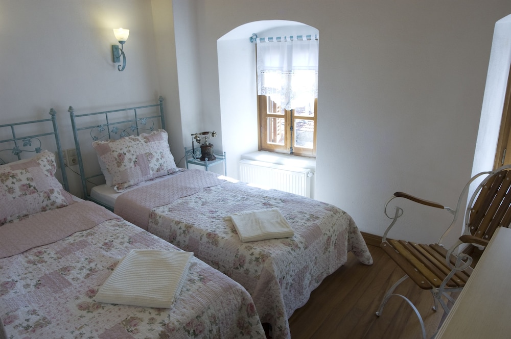 Etrangers Hotel 14/51