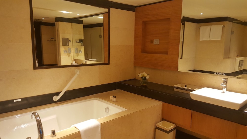 Vivanta Hyderabad, Begumpet 18/55