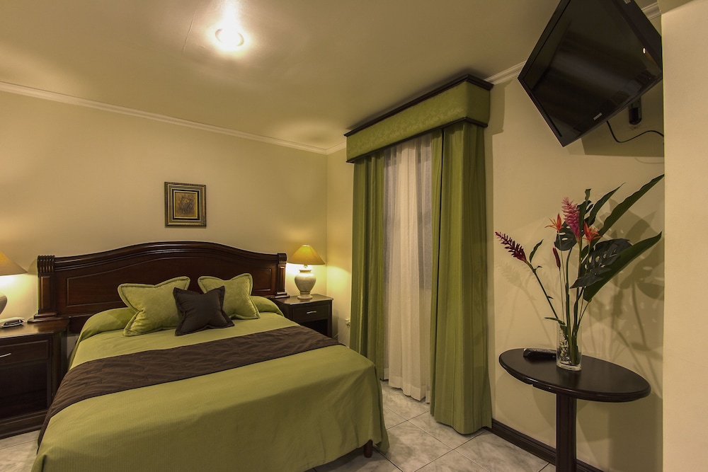Deluxe, Queen Bed, Pool View