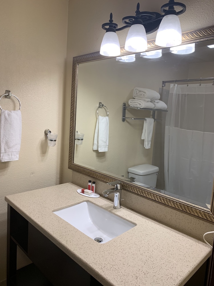 Sutton Suites Hotel 33/38
