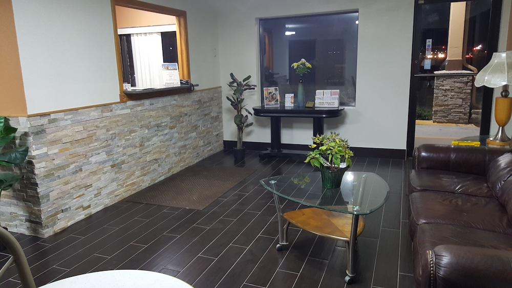 Americas Best Value Inn & Suites Harrisonville 29/33
