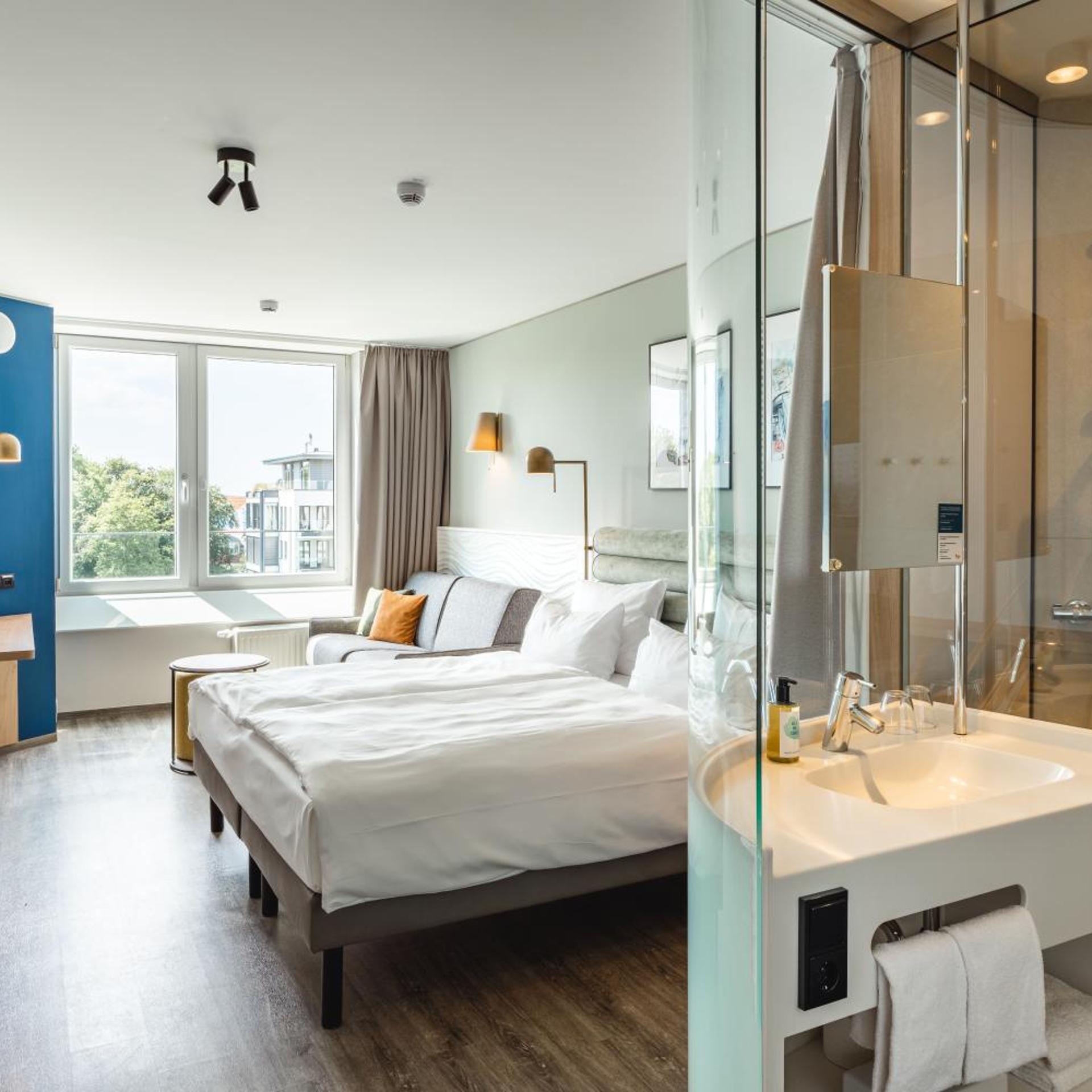 Deluxe, Double Bed, Lateral Side Sea View، a-ja Warnemuende. Das Resort 2/7