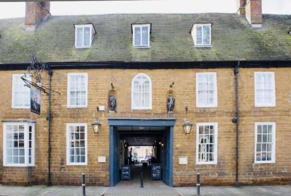Saracen's Head Hotel 2/39