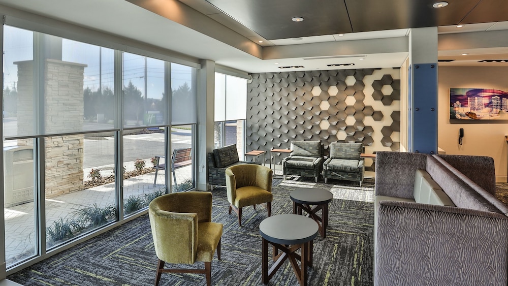 Holiday Inn Express & Suites Nashville Metrocenter Downtown 47/64