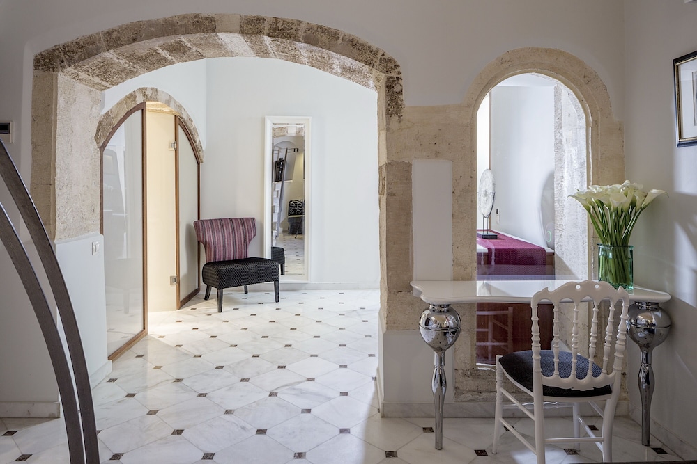 Casa Delfino Suites 82/93