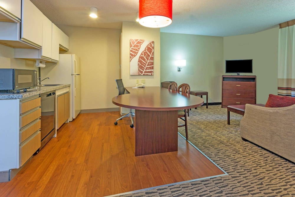 MainStay Suites Cincinnati Blue Ash 16/20