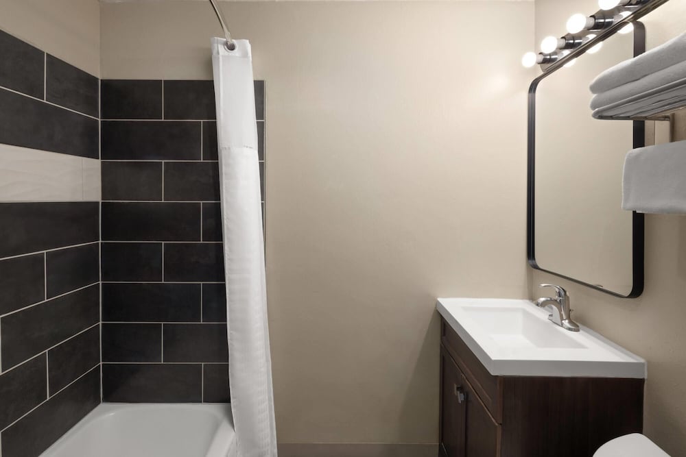 غرفة قياسية بسرير كوين، Travelodge by Wyndham Everett City Center 7/7