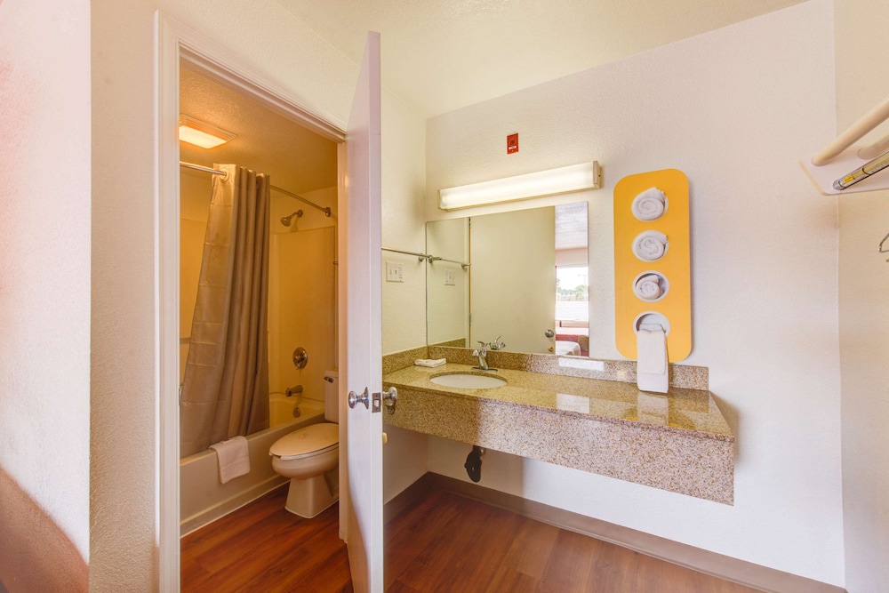 Travelodge by Wyndham Norfolk Airport 43/48