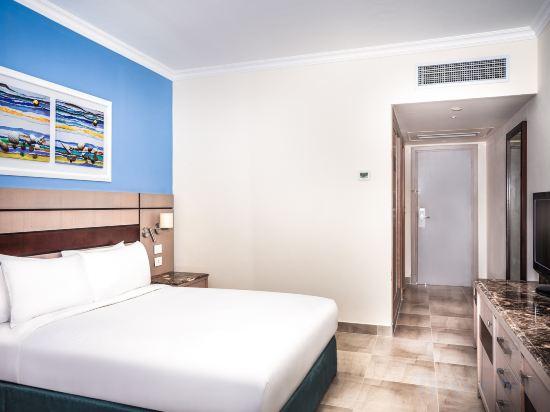 Diplomat, Suite, King Bed, Sofa